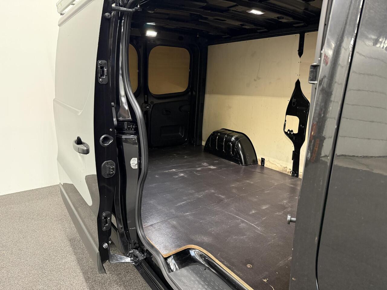 Renault TRAFIC 2.0 150PK L2H1 Advance Navigatie Airco Lichtmetalen velgen Trekhaak Camera Parkeer sensoren