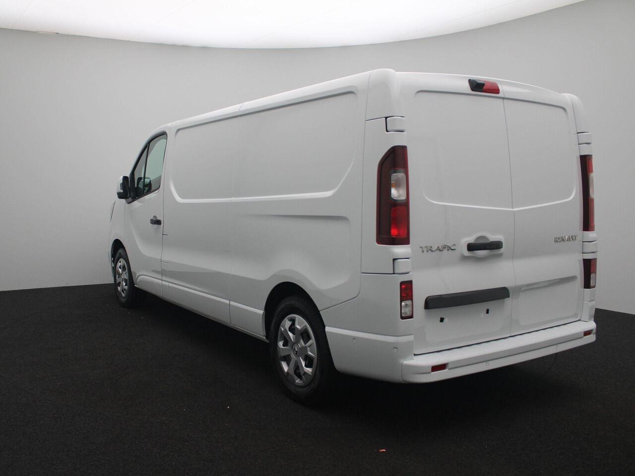 Renault TRAFIC E-Tech L2H1 T29 GB Comfort | Airbag voor passagier | LED-verlichting in de laadruimte | EASY LINK navigatiesysteem | Additionele parkeerhulp | Pack Vision | Stalen wielen 16" met wieldop 'Siras' in zilver |Reservewiel | Renault Handsfree Card |