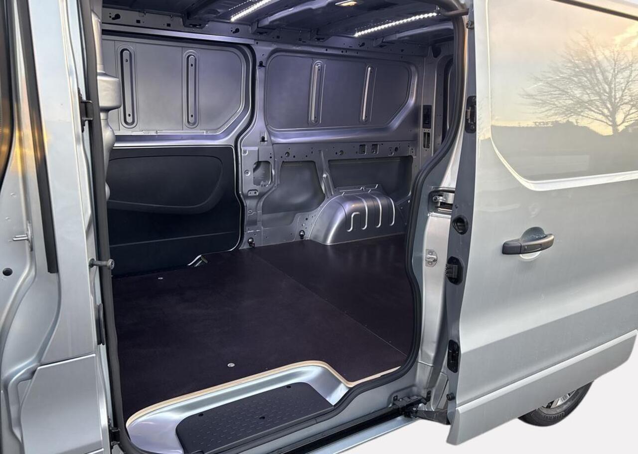 Renault TRAFIC 2.0 Blue dCi 170 EDC T30 L2H1 Extra - Alarm / Trekhaak / Houten laadvloer / Zijschuifdeur links / 17" lichtmetalen velgen / Reservewiel