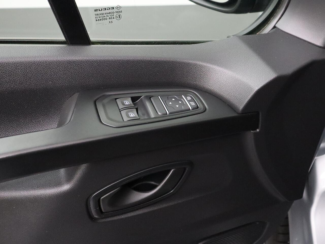 Renault TRAFIC 2.0DCi 130PK Lang Dubbele Cabine | Multimedia | Camera | 6-Persoons | Airco | Cruise | Trekhaak