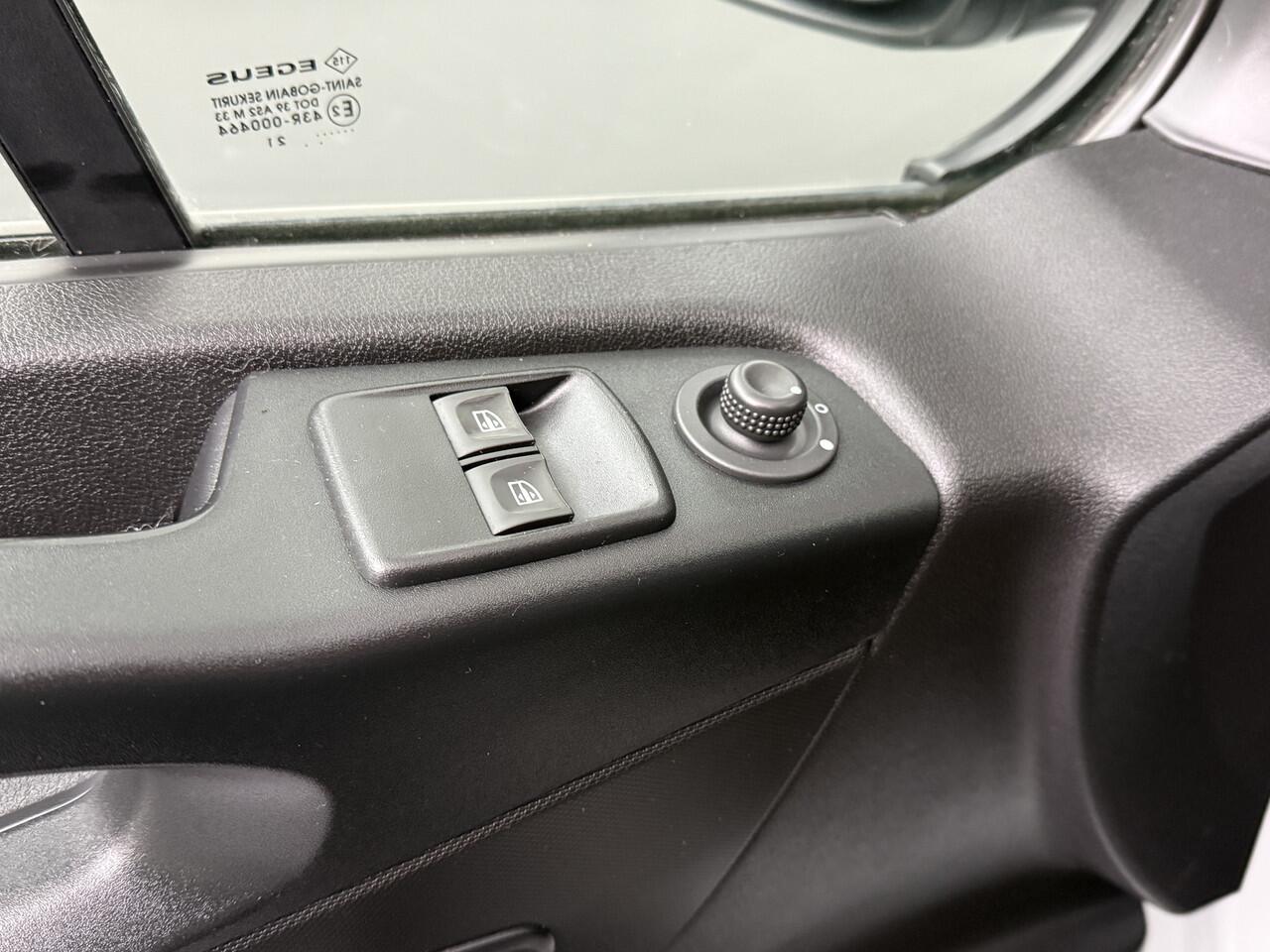 Renault TRAFIC 2.0DCi 120PK Business | Imperiaal | Navigatie | Camera | Gate Locks | 3-Persoons | Betimmering