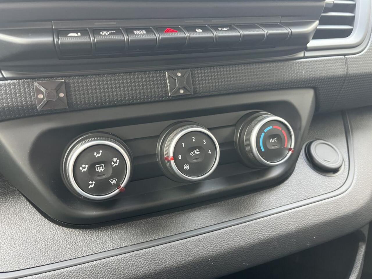 Renault TRAFIC 2.0 dCi E6 150pk Automaat L2 Comfort BPM Vrij! Lease ¤415p/m, PDC, Led, Airco, Trekhaak, Cruise controle, Onderhoudshistorie aanwezig