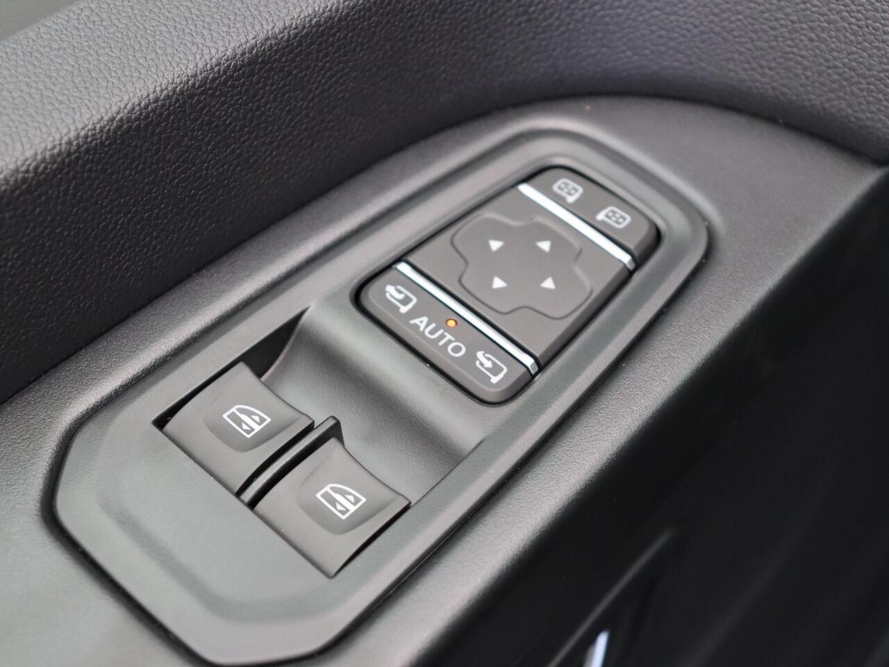 Renault TRAFIC 2.0 dCi EDC 170 T29 L2H1 Extra DC | Dubbel cabine | Anniversary | Sidebars | Zwarte logo's | Glasslook |