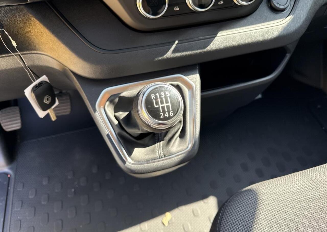 Renault TRAFIC 2.0 Blue dCi 130 T30 L2H1 Advance - Zijdeur link + rechts - EASY LINK navi - Additionele parkeerhulp - Houten laadvloer