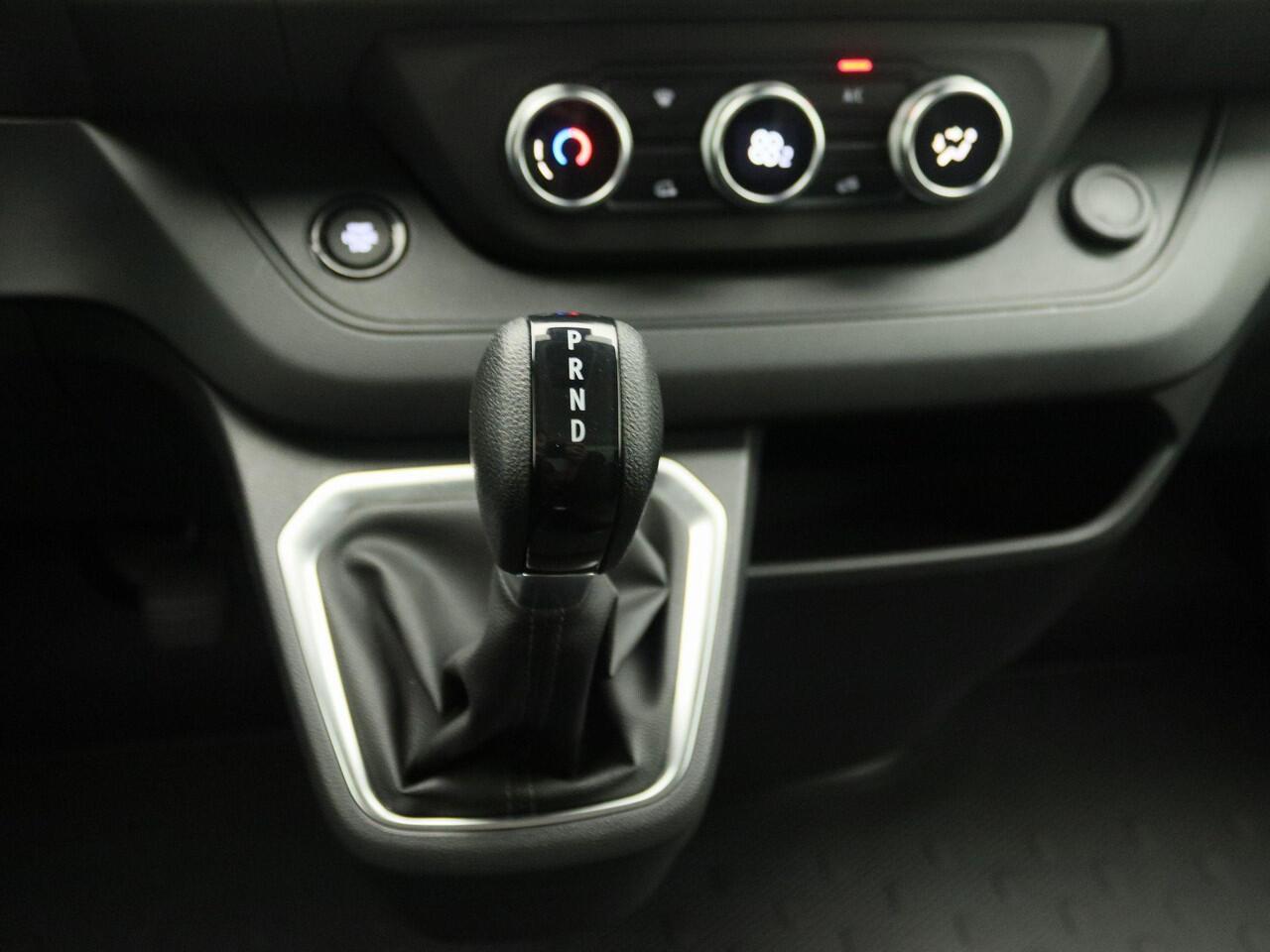 Renault TRAFIC E-Tech L2H1 T29 GB Comfort | Airbag voor passagier | LED-verlichting in de laadruimte | EASY LINK navigatiesysteem | Additionele parkeerhulp | Pack Vision | Stalen wielen 16" met wieldop 'Siras' in zilver |Reservewiel | Renault Handsfree Card |