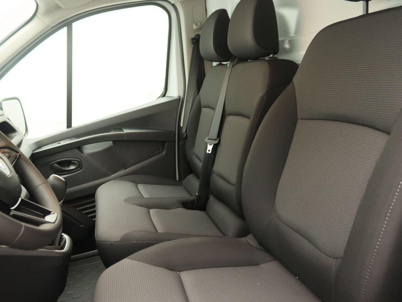 Renault TRAFIC E-Tech L2H1 T29 GB Comfort | Airbag voor passagier | LED-verlichting in de laadruimte | EASY LINK navigatiesysteem | Additionele parkeerhulp | Pack Vision | Stalen wielen 16" met wieldop 'Siras' in zilver |Reservewiel | Renault Handsfree Card |