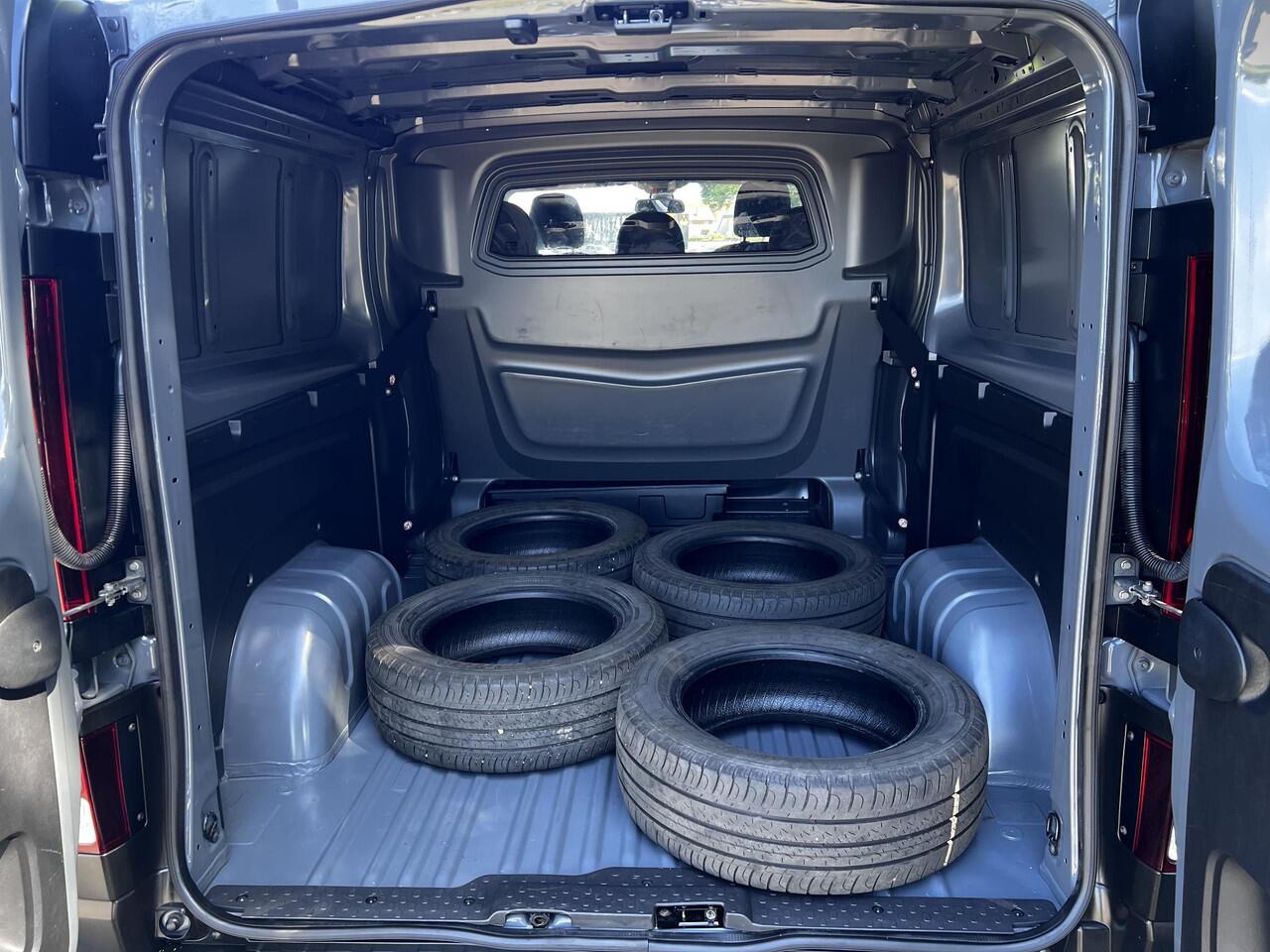 Renault TRAFIC 2.0 dCi 120 T29 L2H1 DC Work Edition 5 persoons / Dealer onderhouden / Trekhaak 2.000kg / Dubbel Cabine / Airco / Getinte ruiten / 17" LM wielen / Stoelverwarming /