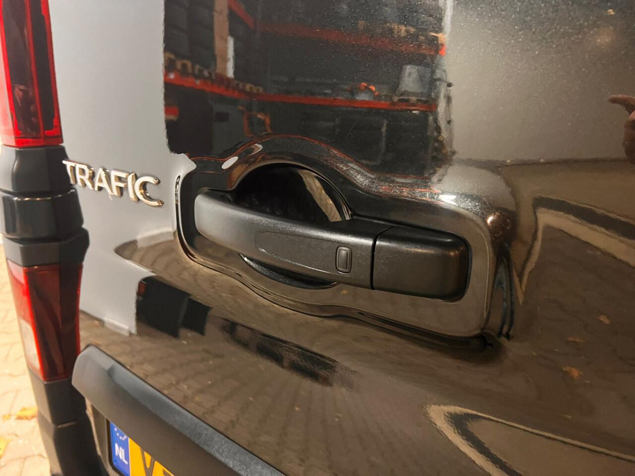 Renault TRAFIC 2.0 dCi 120 T29 L2H1 DC Luxe 6 persoonsuitvoering VVB437 BPM vrij! Benut nu nog uw voordeel!