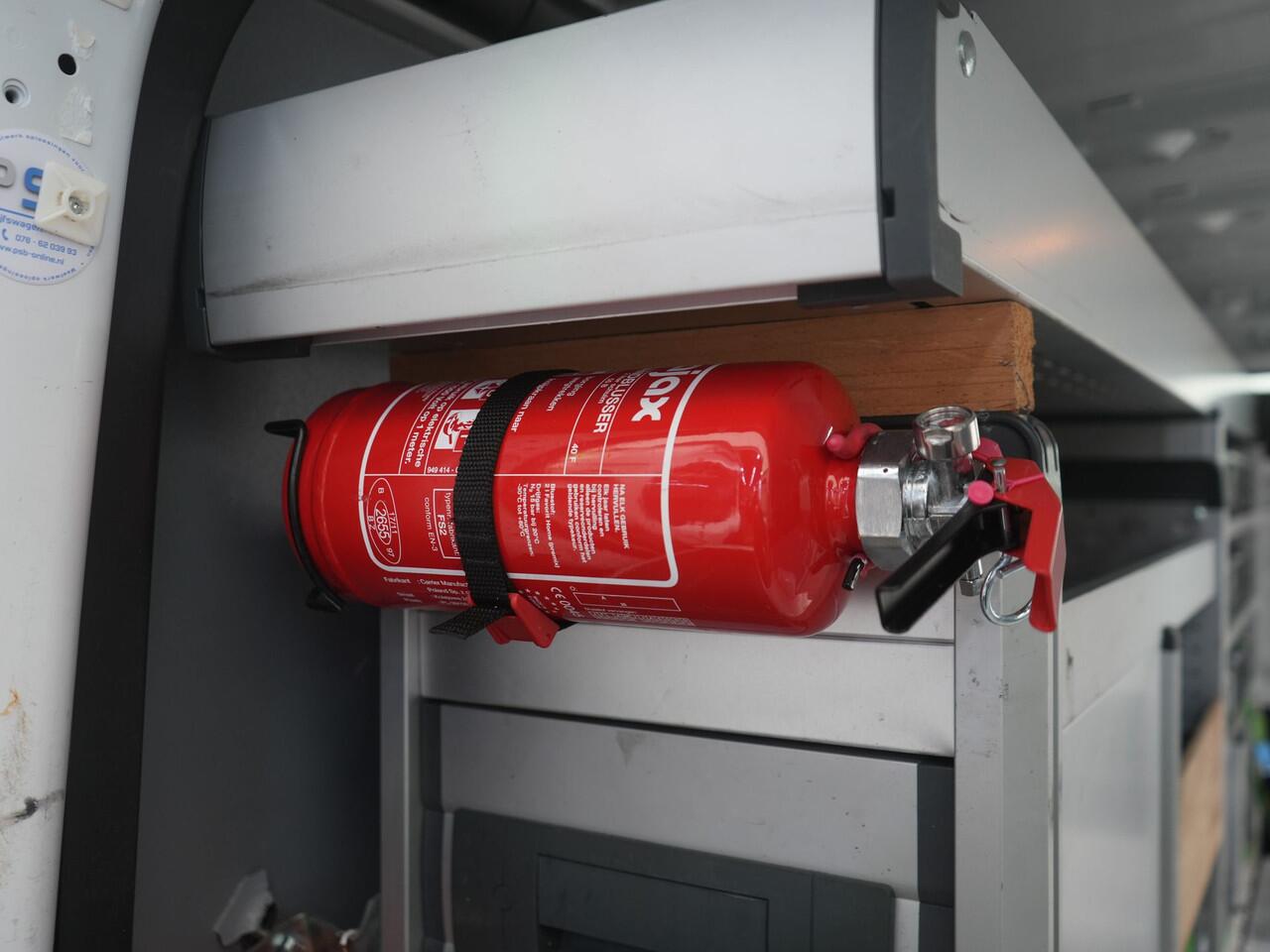 Renault TRAFIC 2.0 dCi 145 T29 L1H1 Comfort - Complete kastinrichting! - Automaat - Trekhaak - Achteruitrijcamera - Cruise Control - Startonderbreker