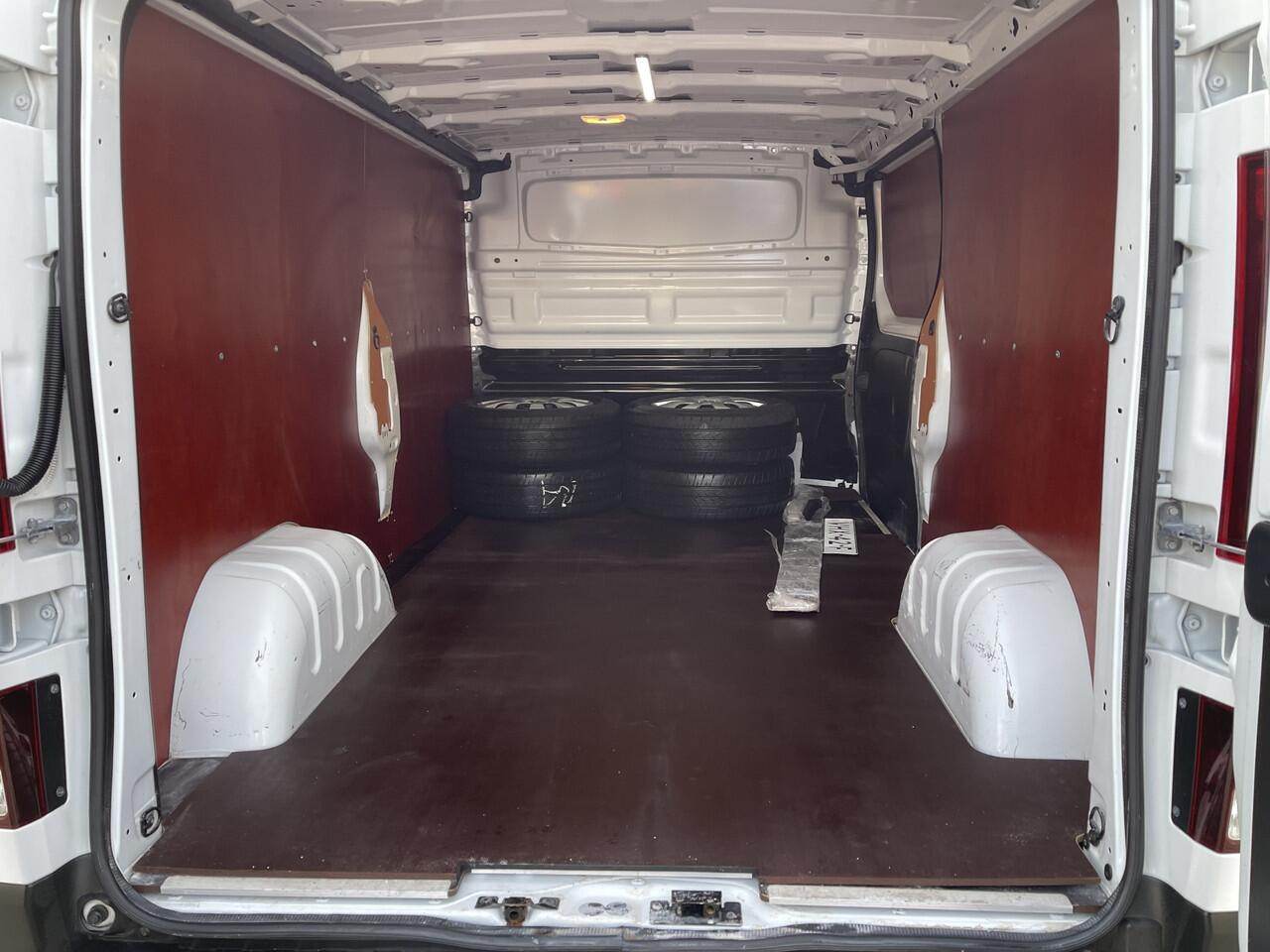 Renault TRAFIC 2.0 dCi 120pk T29 L2H1 Comfort / vaste prijs rijklaar ¤ 19.950 ex btw / lease vanaf ¤ 375 / 17 inch velgen / trekhaak / airco / cruise / camera / navi / euro 6 diesel