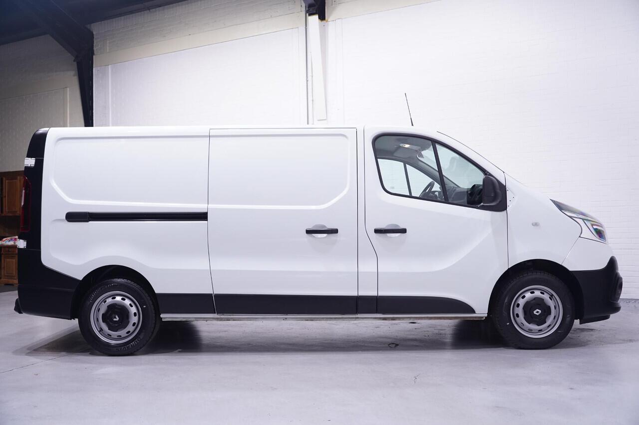 Renault TRAFIC 2.0 dCi 120 pk L2H1 Airco, LED Koplampen Laadruimte Pakket, PDC achter, 3-Zits