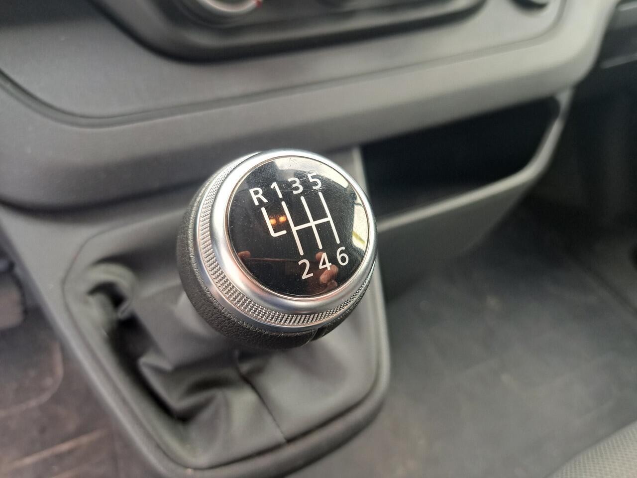 Renault TRAFIC 2.0 dCi 130 T30 L2H1 GB Comfort Black Edition | Airco | Cruise | LM velgen | Betimmering | Trekhaak | Bijrijdersbank | Demonstratieauto, vraag naar beschikbaarheid ! |