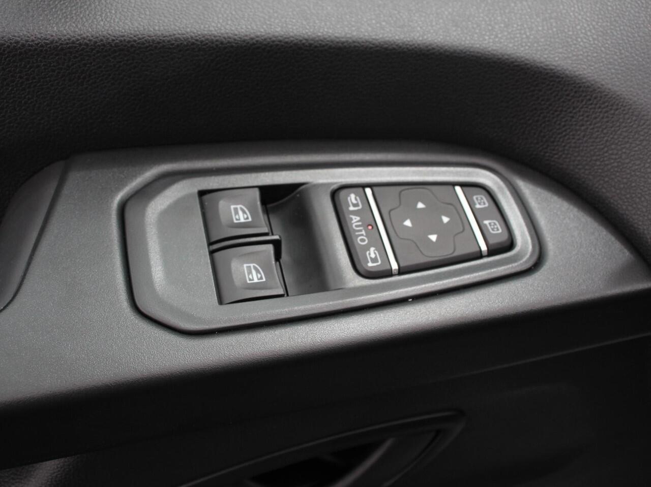 Renault TRAFIC 2.0 Blue dCi 130 T30 L2H1 Advance Navigatie Airco Lichtmetalen velgen Betimmering Trekhaak Parkeer sensoren Dab