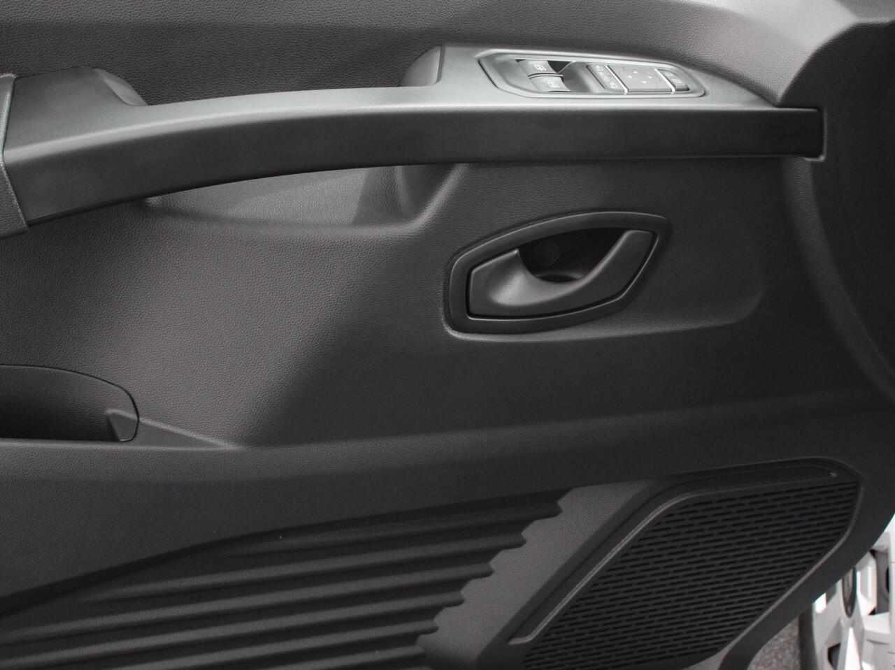 Renault TRAFIC 2.0 Blue dCi 130 T30 L2H1 Advance Navigatie Airco Lichtmetalen velgen Betimmering Trekhaak Parkeer sensoren Dab