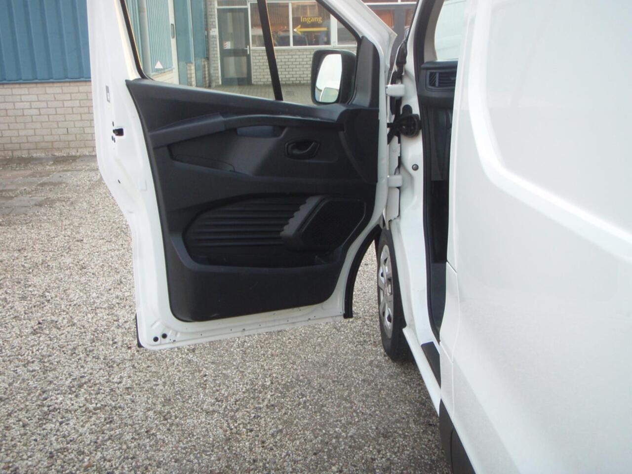 Renault TRAFIC 2.0 dCi Trekhaak navigatie 41359 km Imperiaal L2 bj 22