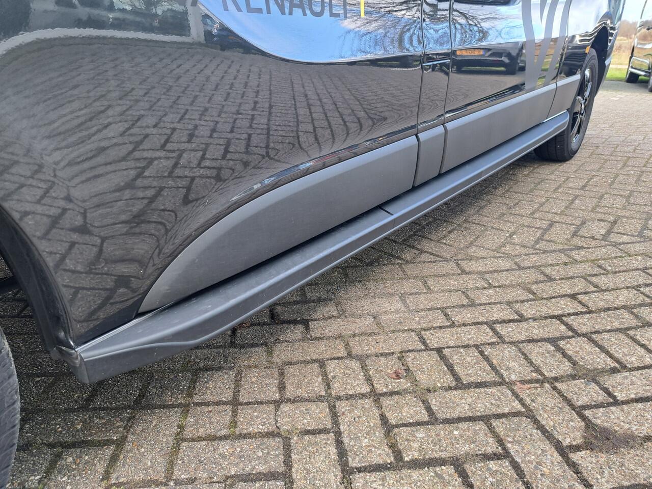 Renault TRAFIC 2.0 dCi 130 T30 L2H1 GB Comfort Black Edition | Airco | Cruise | LM velgen | Betimmering | Trekhaak | Bijrijdersbank | Demonstratieauto, vraag naar beschikbaarheid ! |