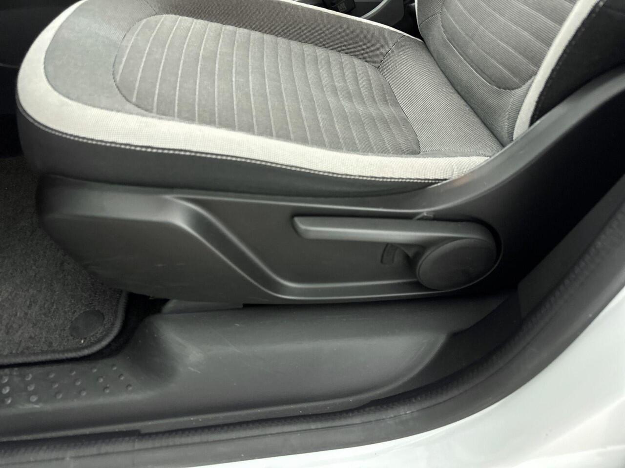 Renault TWINGO 1.0 SCe 65Pk Collection | Airconditioning | Radio DAB incl. Bluetooth | Centr. Vergrendeling met Afstandsbediening | Elektrisch bed. Ramen en Spiegels | Bank in Delen Neerklapbaar | Bestuurdersstoel in Hoogte Verstelbaar |