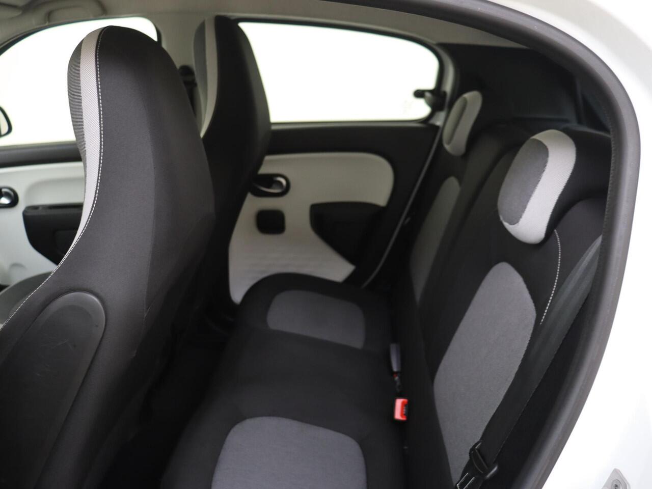 Renault TWINGO 1.0 SCe Collection 73PK | Exterieurpakket 'Rouge' | LED-Dagrijverlichting | Automatische Verlichting | Airconditioning | R&GO Radio | Bluetooth | LED-Dagrijverlichting | Elektrisch Verstelbare Spiegels | Snelheidsbegrenzer