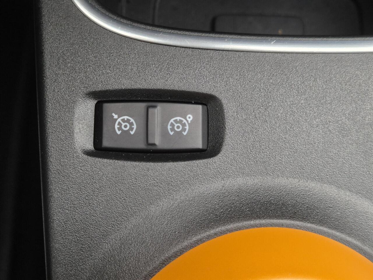 Renault TWINGO Z.E. R80 Intens Automaat / Accu SOH 96,74% / 22kWh WLTP 186 km stad 261 km / Apple Carplay Android Auto / Cruise control / Achteruitrijcamera / Climate control / Navigatie / Parkeersensoren achter / Lichtmetalen wielen 15" /