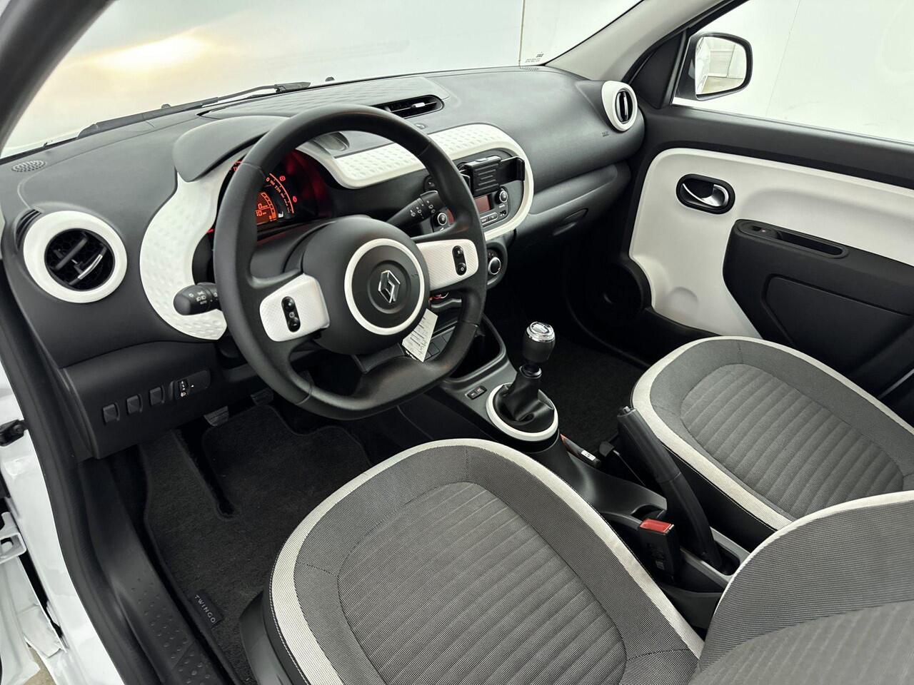 Renault TWINGO 1.0 SCe 65Pk Collection | Airconditioning | Radio DAB incl. Bluetooth | Centr. Vergrendeling met Afstandsbediening | Elektrisch bed. Ramen en Spiegels | Bank in Delen Neerklapbaar | Bestuurdersstoel in Hoogte Verstelbaar |