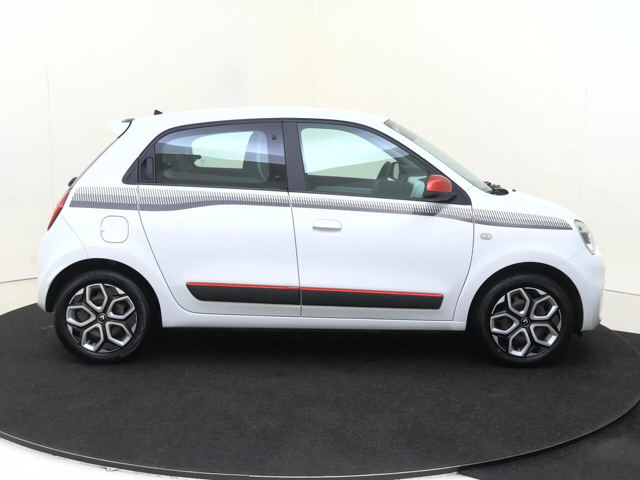 Renault TWINGO 1.0 SCe Collection 73PK | Exterieurpakket 'Rouge' | LED-Dagrijverlichting | Automatische Verlichting | Airconditioning | R&GO Radio | Bluetooth | LED-Dagrijverlichting | Elektrisch Verstelbare Spiegels | Snelheidsbegrenzer