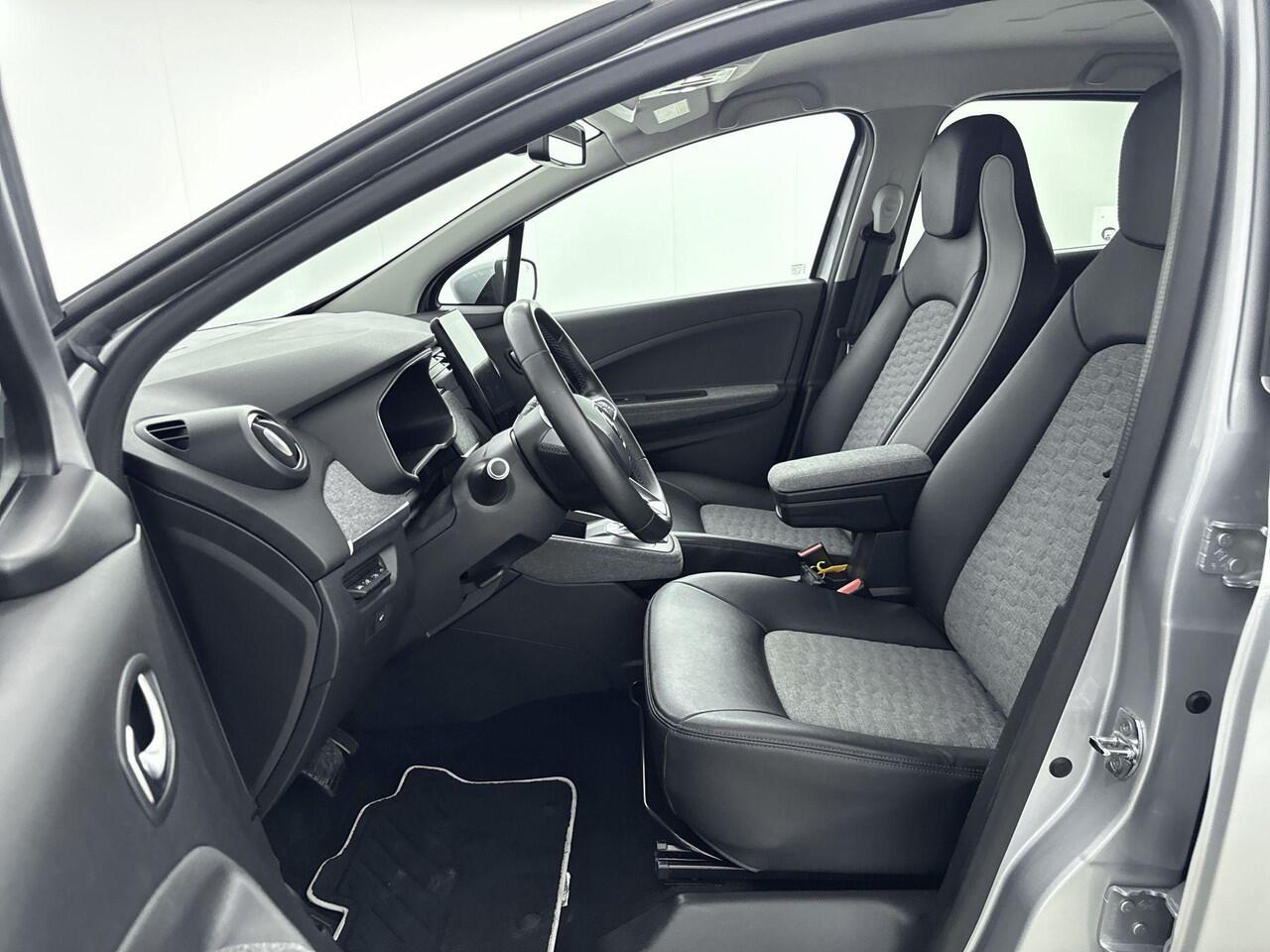 Renault ZOE R135 Intens 52 kWh 135Pk (ex Accu) Huuraccu vanaf ¤79,- p.m.| Navigatie | Apple & Android Carplay | Parkeersensoren rondom & Camera | Climate Control | Cruise Control | Lichtmetalen Velgen | Keyless Entry & Start |