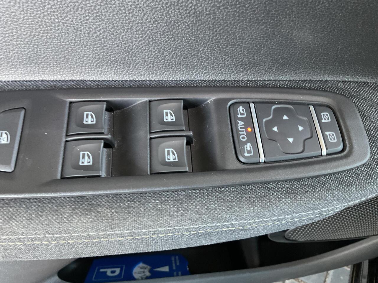 Renault ZOE R135 Iconic 52 kWh 100% ELEKTRISCH / AUTOMAAT / APPLE CARPLAY & ANDROID AUTO / PARKEERSENSOREN / PARKEERCAMERA / CRUISE CONTROL / CLIMATE CONTROL