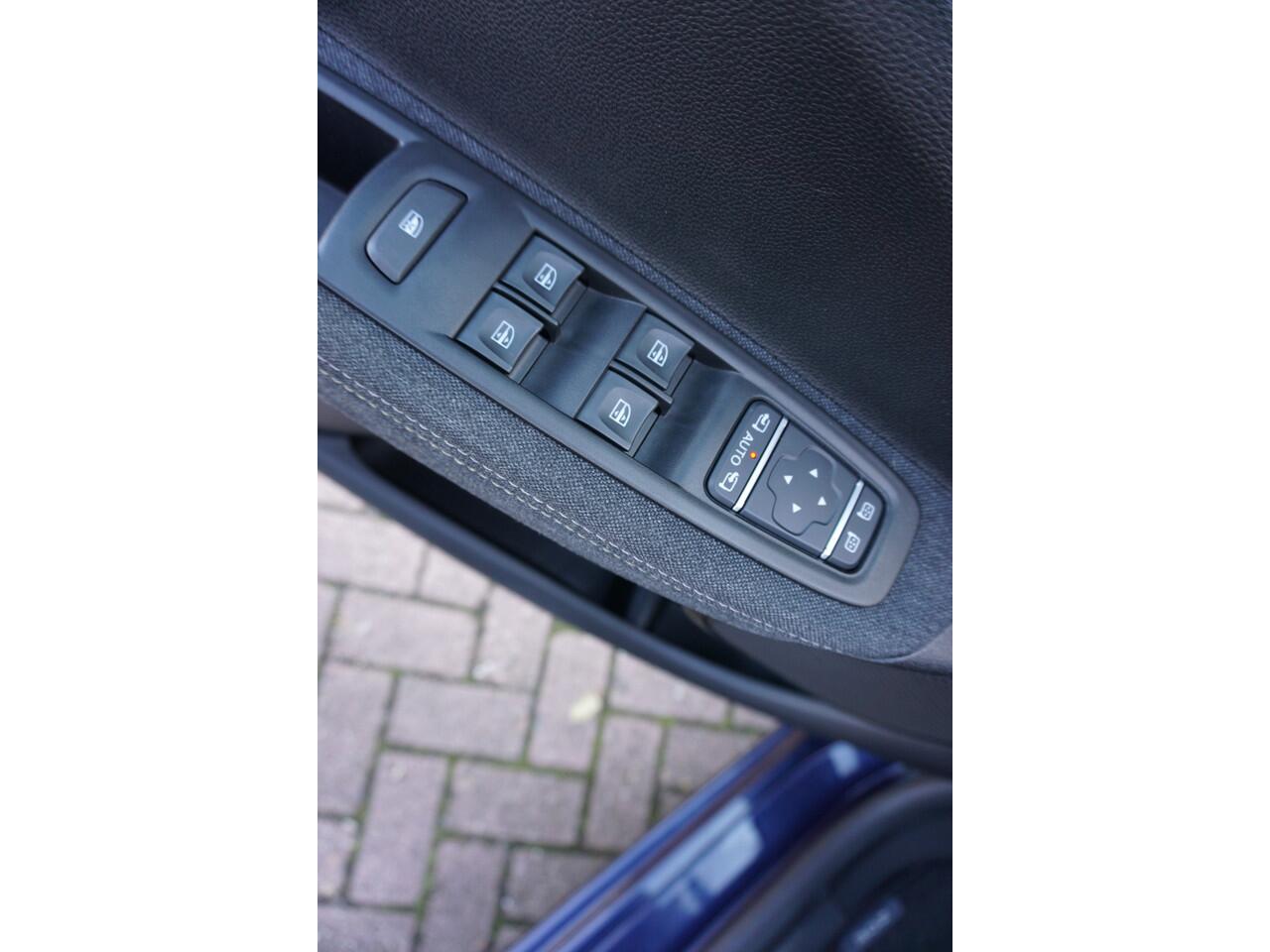 Renault ZOE R135 Iconic 52 kWh (Koopaccu) SOH 97% | Camera | Stoelverw. | Apple Carplay * All in prijs *