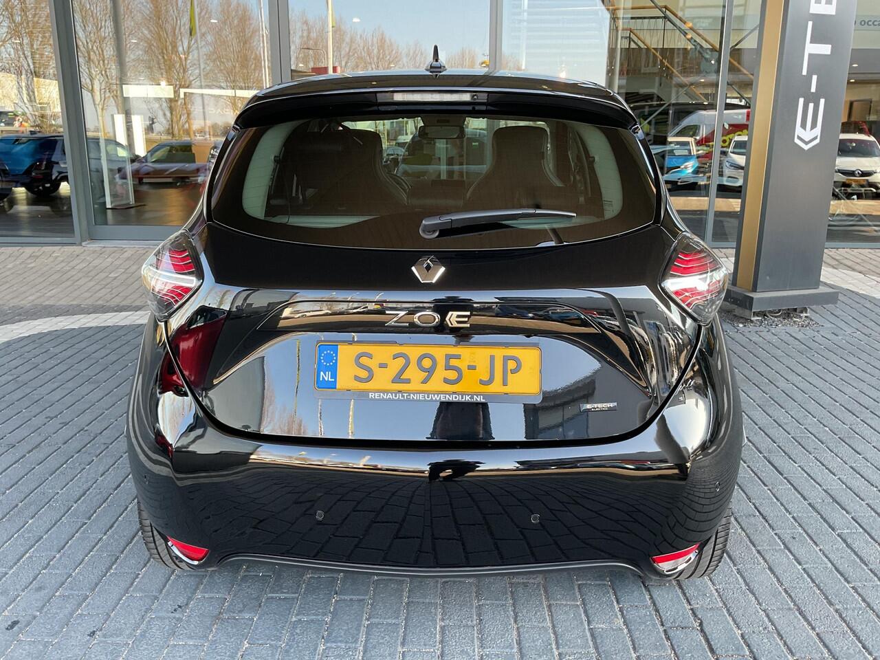 Renault ZOE R135 Iconic 52 kWh 100% ELEKTRISCH / AUTOMAAT / APPLE CARPLAY & ANDROID AUTO / PARKEERSENSOREN / PARKEERCAMERA / CRUISE CONTROL / CLIMATE CONTROL