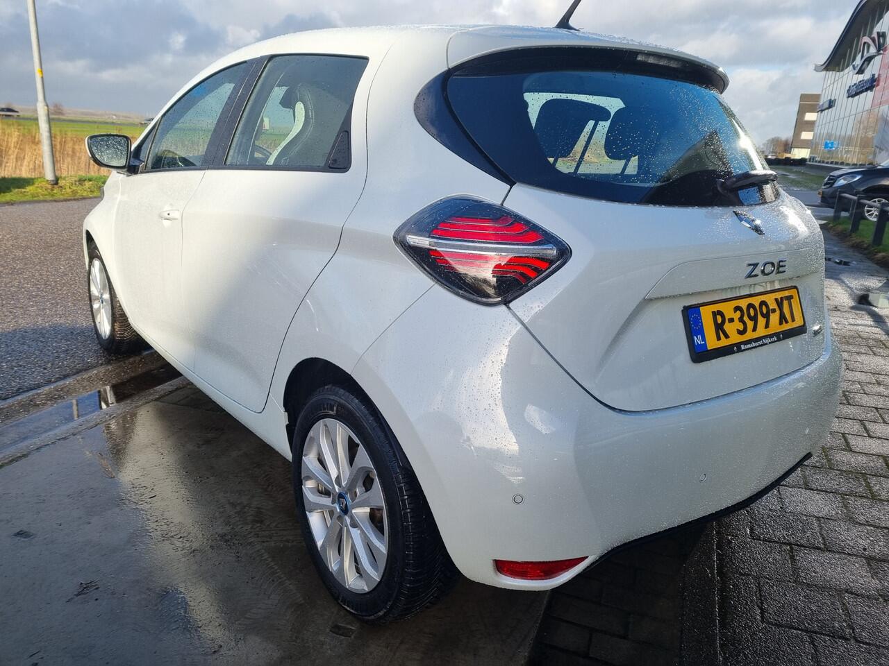 Renault ZOE E-TECH ELECTRIC R135 Intens 50 (KoopBatterij) / incl. BTW / CCS SNELLADER / Parkeersensoren V+A / Easy link Navi / Achteruitrijcamera / Airco / Keyless entry