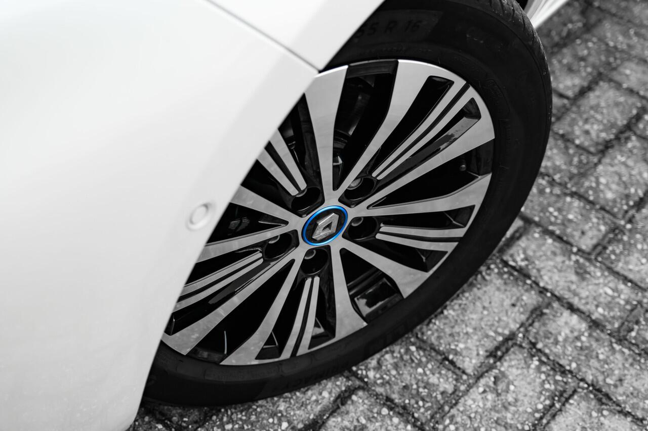 Renault ZOE R 135 PK Serie Limitee Riviera 52 kWh | Koopbatterij | Lederen interieur | Stoel en stuur verwarming | Bose geluid | Camera achter |