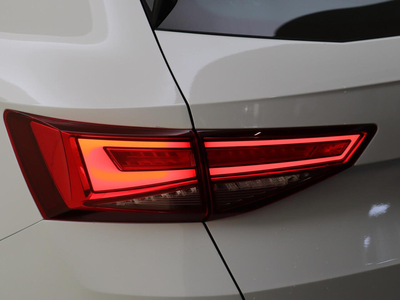 Seat ATECA 1.5 TSI FR Business Intense | Keyless | Parkeerassistent | Dodehoek detectie | Achteruitrijcamera | Stoel- en stuurwielverwarming | Alcantara bekleding | Navigatie | 19" lmv