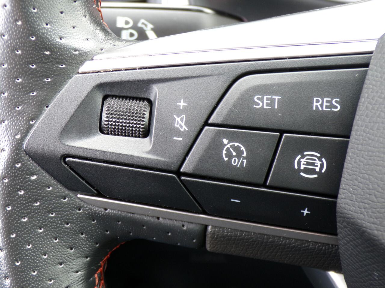 Seat ATECA 1.0 TSI FR Business Intense, Full LED / Sensoren + Camera / Carplay + Android Auto / Stoelverwarming / Navigatie / 18'' LMV