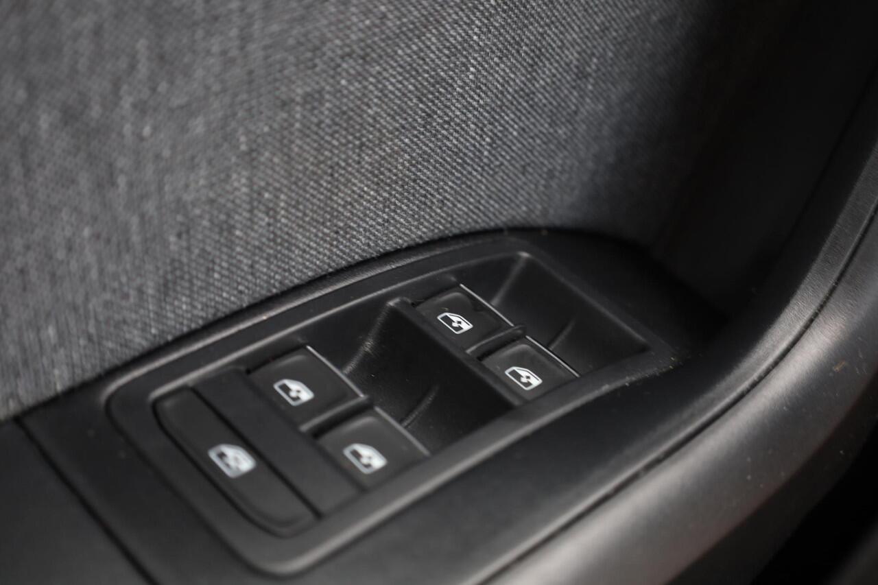 Seat ATECA 1.5 TSI Style Business Intense 110KW/150PK, Nieuw door ons geleverd NL auto 1e eigenaar, Full led, achteruitrijcamera, cruise control, climatronic, carplay, pdc voor en achter, navigatie, park assist, licht en regensensor, spraak bediening, privacy glas