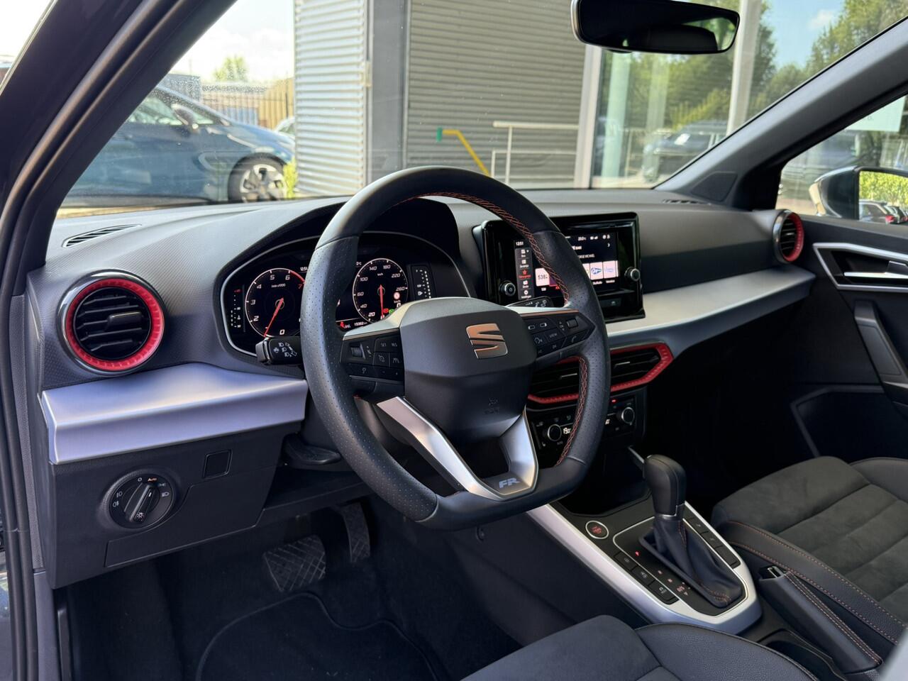 Seat Arona 1.0 EcoTSI FR Business Connect / Afneembare Trekhaak / Achteruitrij camera / Suede bekleding / Stoel verwarming voor / Carplay