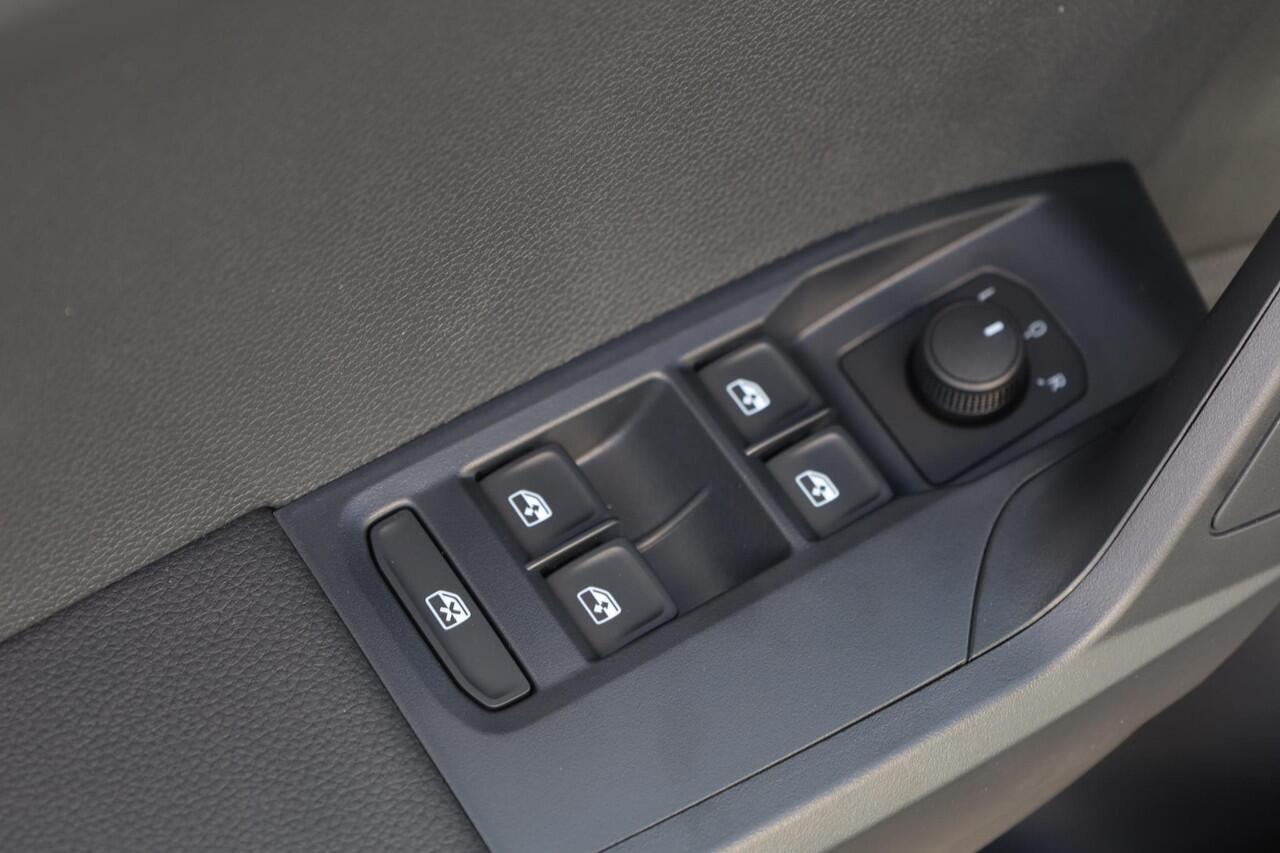 Seat Arona 1.0 EcoTSI Reference 95PK / 70kW Apple Carplay & Android Auto, cruise control, airconditioning, volledig digitaal instrumentenpaneel (Virtual Cockpit), verkeerstekenherkenning, parkeersensoren achter, 16'' LMV 'Design'