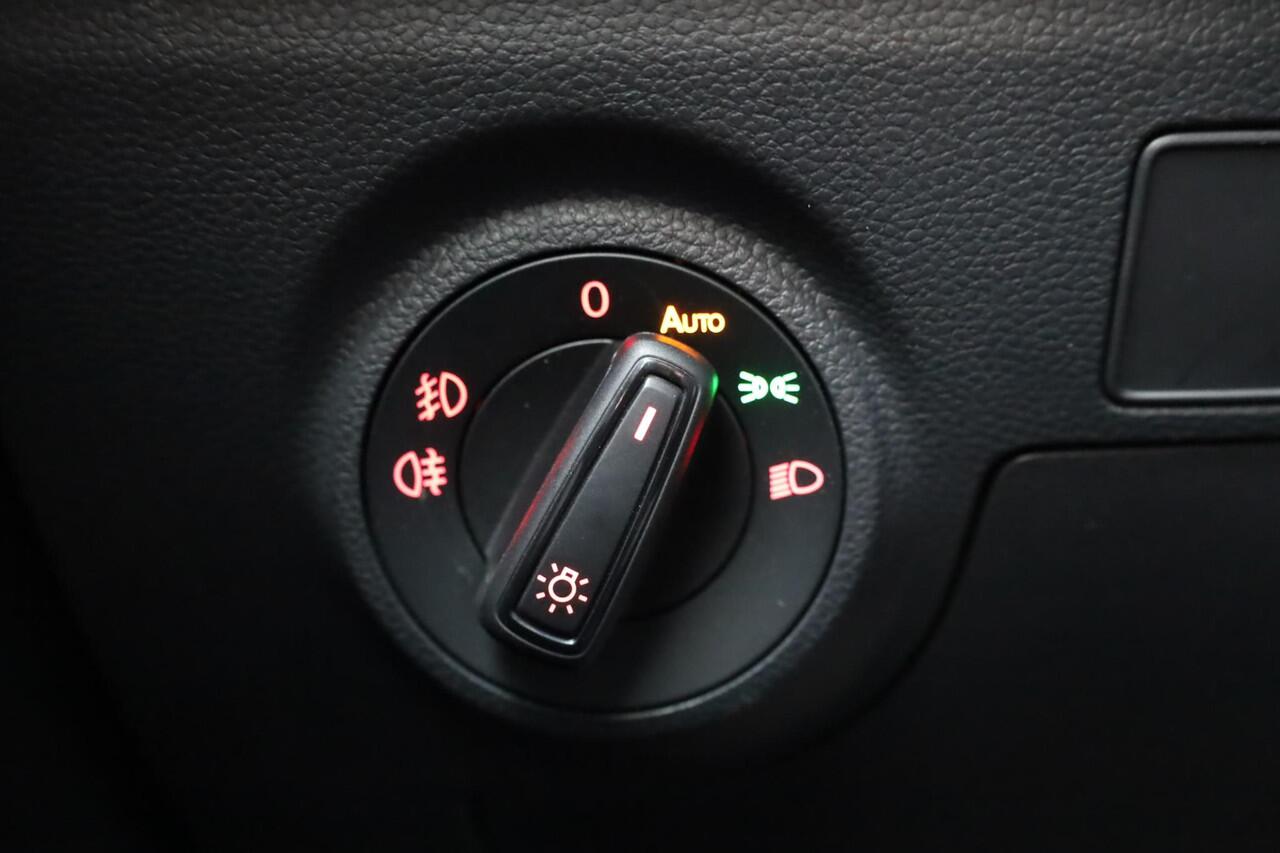 Seat Arona 1.0 TSI Xperience 18" LMV achteruitrijcamera Full LED verlichting full map navigatie ACC adaptieve cruise control parkeersensoren voor en achter zwart dak chrome dakrail en sierlijsten climatronic spiegel pakket vario vloer draadloos carplay navigatie led