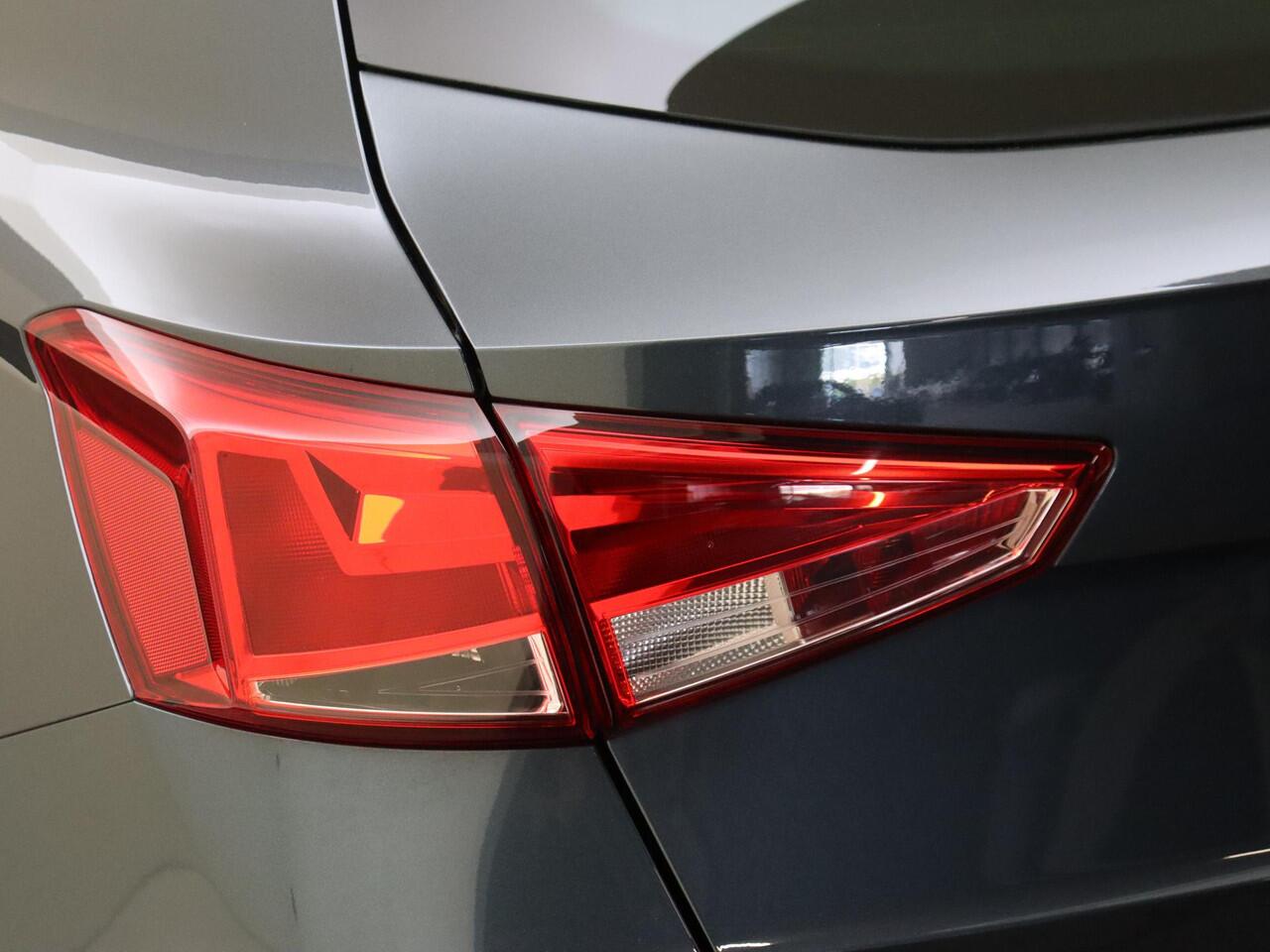 Seat Arona 1.0 TSI Style Business Intense | Parkeerassistent | Navigatie | Dodehoek detectie | Achteruitrijcamera | Adaptieve cruise control | CarPlay | Elektrisch inklapbare buitenspiegels |