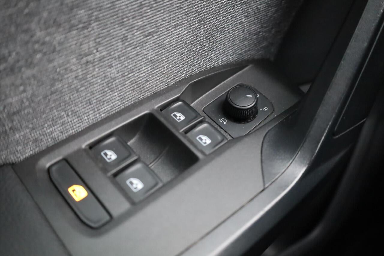 Seat Arona 1.0 TSI Xperience 18" LMV achteruitrijcamera Full LED verlichting full map navigatie ACC adaptieve cruise control parkeersensoren voor en achter zwart dak chrome dakrail en sierlijsten climatronic spiegel pakket vario vloer draadloos carplay navigatie led