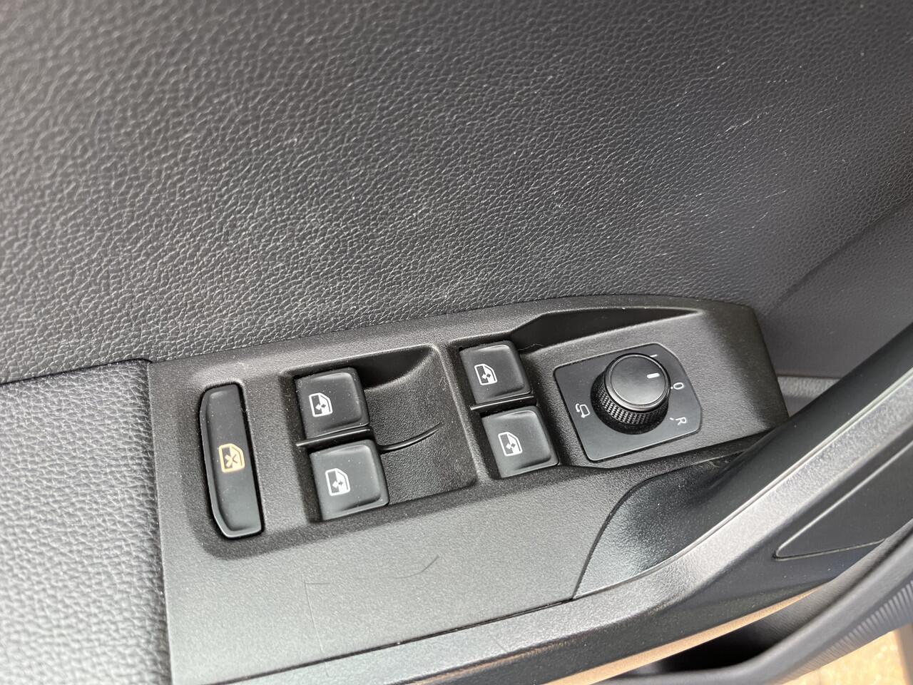 Seat Arona 1.0 TSI Style Business Intense / AUTOMAAT/ TREKHAAK/ KEYLESS/ ADAPT. CRUISE/ FULL LINK/ PARK. SENSOREN + CAMERA/ SPRAAKBEDIENING/ NAVI/ CLIMA/ 16" LMV