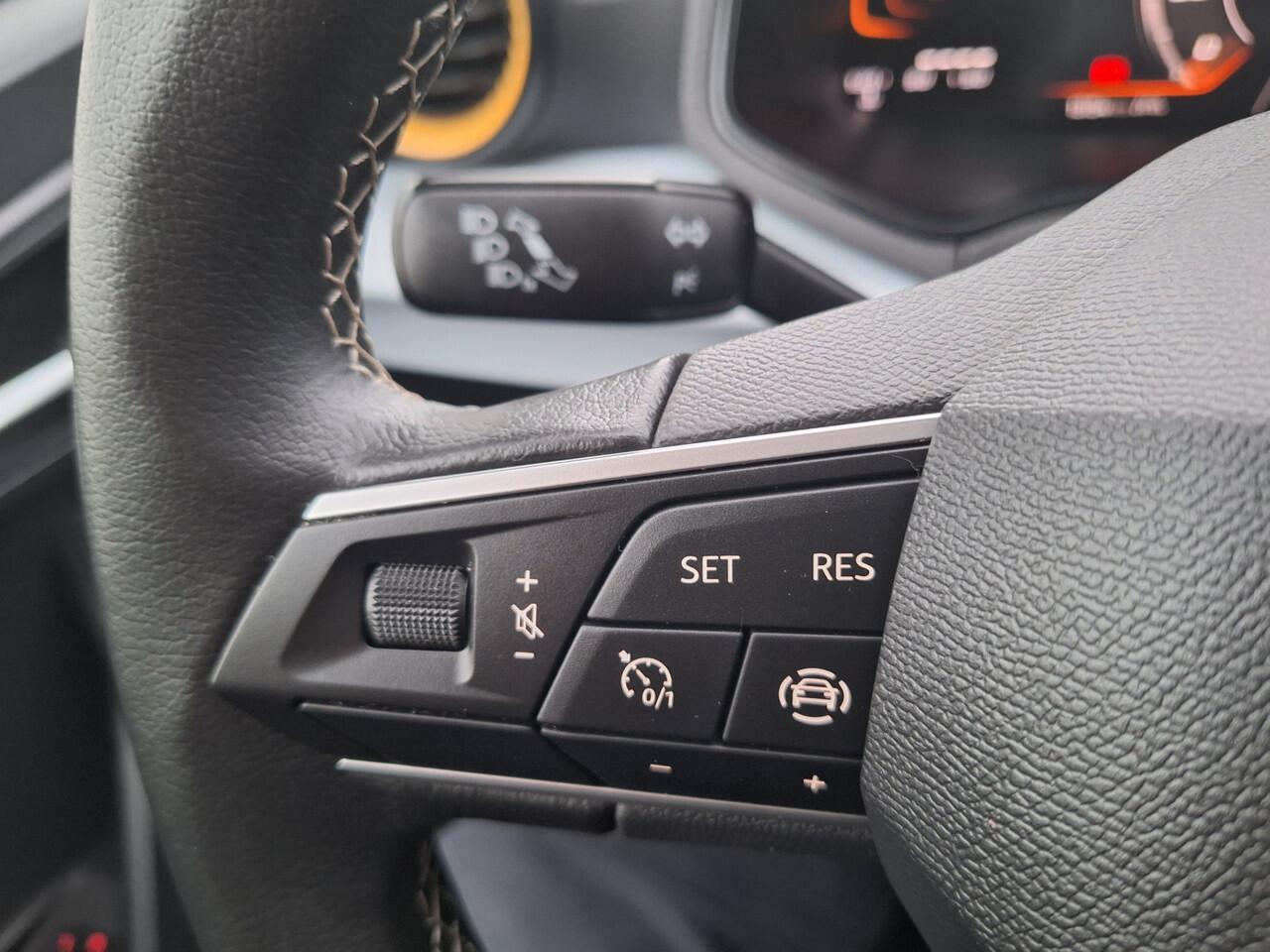 Seat Arona 1.0 EcoTSI Style Business Connect Airco/Navigatie/Cruisecontrol/Parkeersensoren/Draadloos laden van telefoon