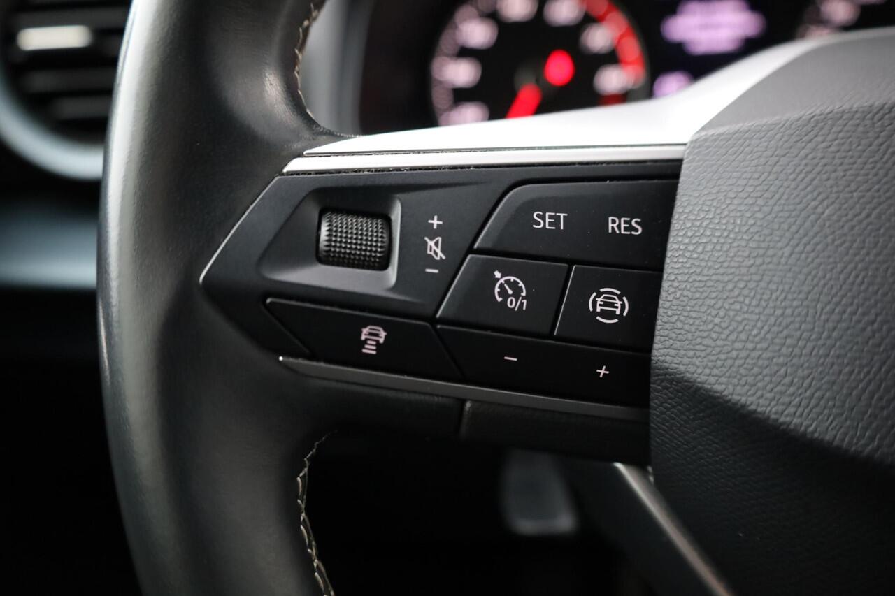 Seat Arona 1.0 TSI Xperience 18" LMV achteruitrijcamera Full LED verlichting full map navigatie ACC adaptieve cruise control parkeersensoren voor en achter zwart dak chrome dakrail en sierlijsten climatronic spiegel pakket vario vloer draadloos carplay navigatie led