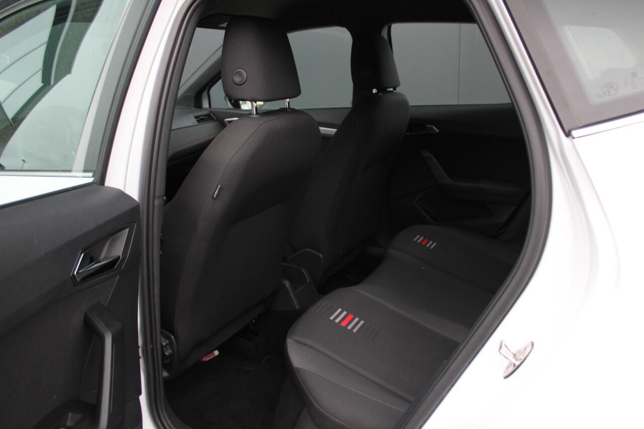Seat Arona 1.0 TSI Xcellence Business Intense FR - Adaptive Cruise - PDC - Stoelverwarming - Carplay/Android - LED - Navi - Rijklaar
