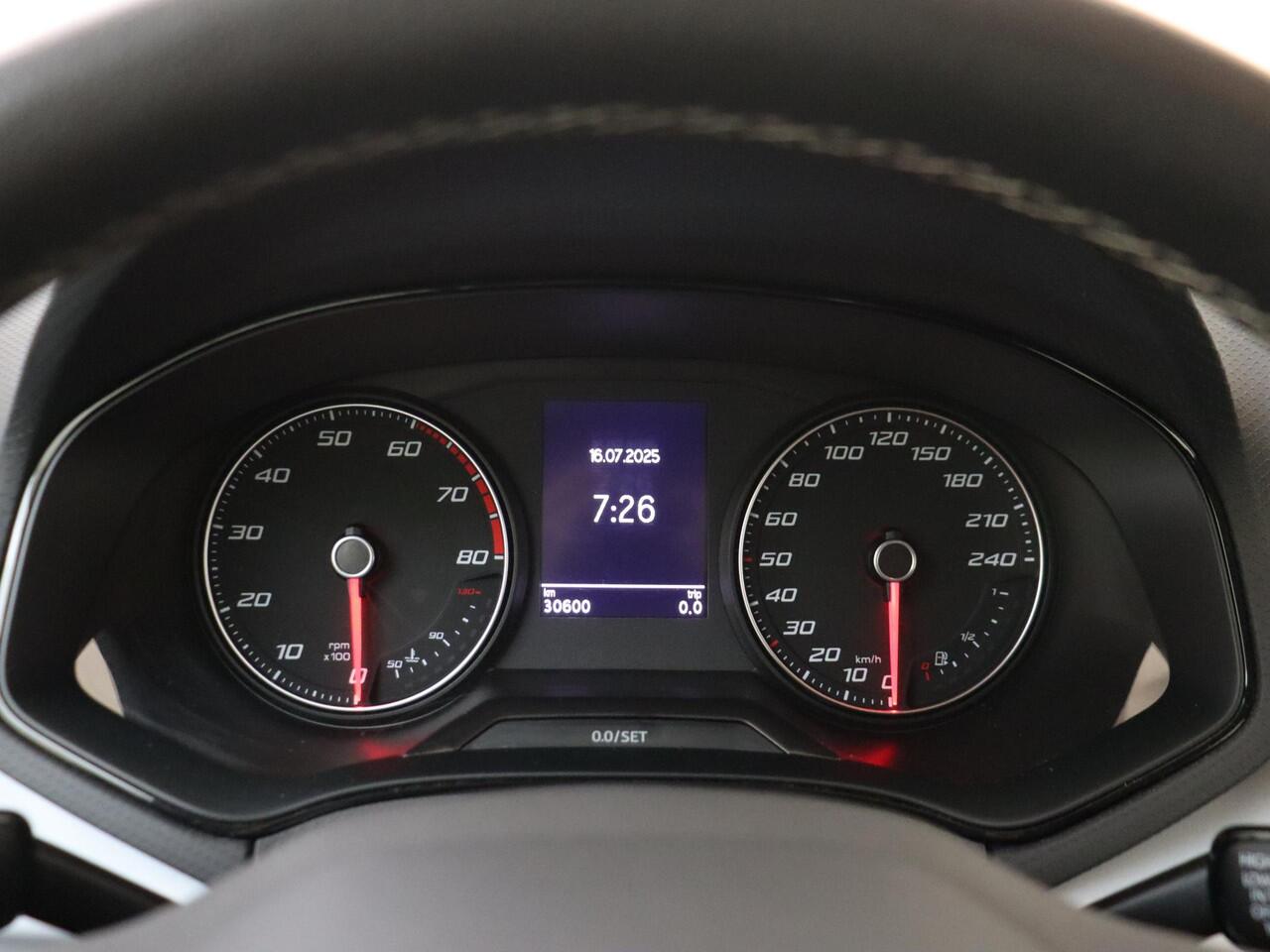 Seat Arona 1.0 TSI Style | Stoelverwarming | CarPlay | Cruise control | Climate control | Lane- en frontassist | Elektrisch inklapbare buitenspiegels | DAB radio |