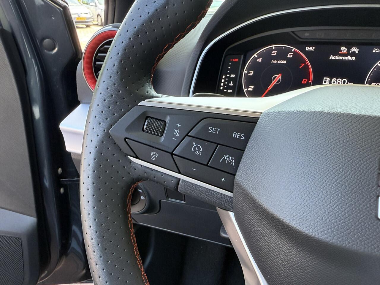 Seat Arona 1.0 EcoTSI FR Business Connect / Afneembare Trekhaak / Achteruitrij camera / Suede bekleding / Stoel verwarming voor / Carplay