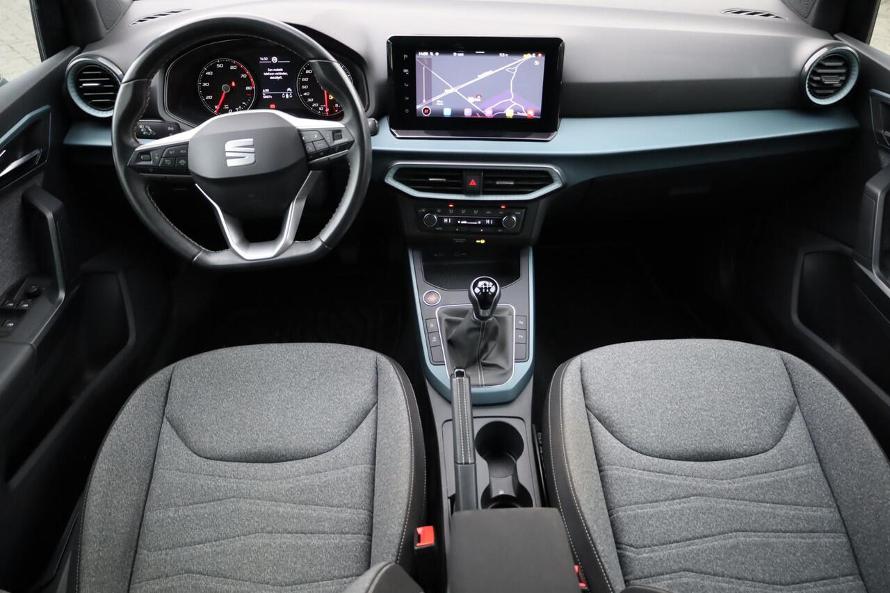 Seat Arona 1.0 TSI Xperience 18" LMV achteruitrijcamera Full LED verlichting full map navigatie ACC adaptieve cruise control parkeersensoren voor en achter zwart dak chrome dakrail en sierlijsten climatronic spiegel pakket vario vloer draadloos carplay navigatie led