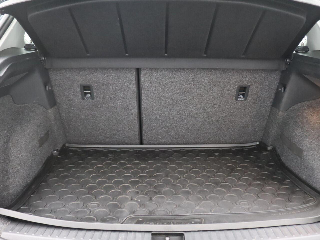 Seat Arona 1.0 TSI Xcellence Business Intense 115PK Trekhaak, 17" LM Velgen, Full LED Koplampen, Stoelverwarming, Cruise Controle, Parkeersensoren achter, Clima, Navi