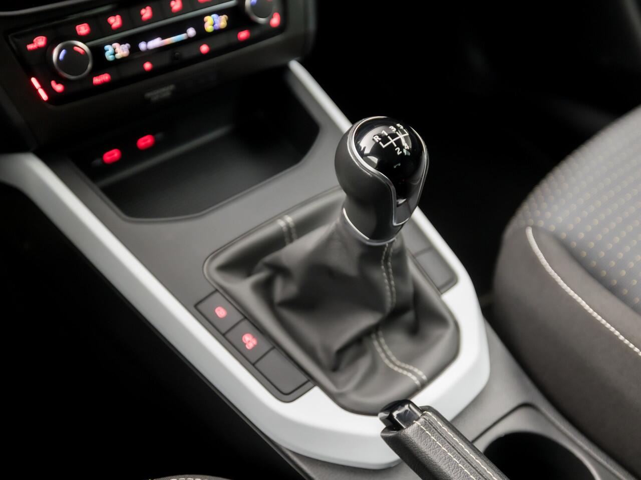 Seat Arona 1.0 TSI Sport (VIRTUAL COCKPIT, APPLE CARPLAY, GROOT NAVI, CLIMATE, STOELVERWARMING, SPORTSTOELEN, GETINT GLAS, LM VELGEN, CRUISE, DAB+, NIEUWE APK, NIEUWSTAAT)