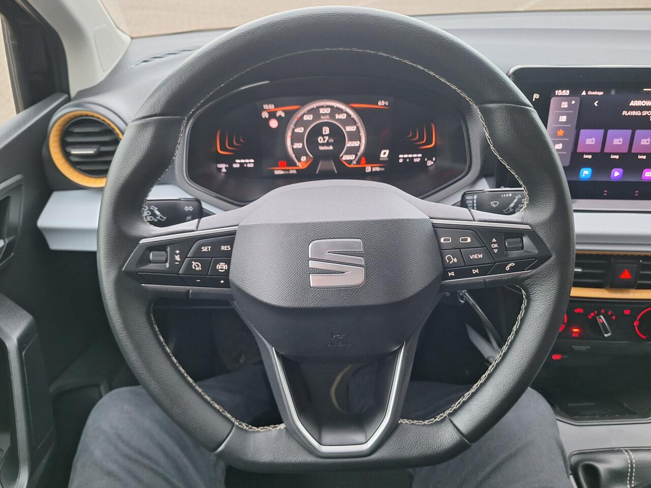 Seat Arona 1.0 EcoTSI Style Business Connect Airco/Navigatie/Cruisecontrol/Parkeersensoren/Draadloos laden van telefoon