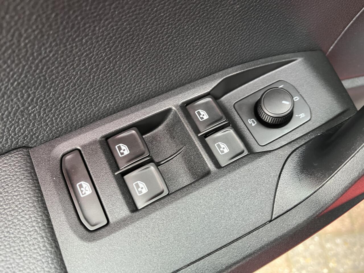 Seat IBIZA 1.0 TSI FR Black Edition / AUTOMAAT/ BEATS AUDIO/ PANO/ DCC/ CAMERA/ PARK. SENSOREN/ LEDER & ALCANTARA/ KEYLESS/ STOELVERWARM./ VIRTUAL COCKPIT/ LED/ ADAPT. CRUISE/ FULL LINK/ NAVI/ CLIMA/ DAB/ 18" LMV